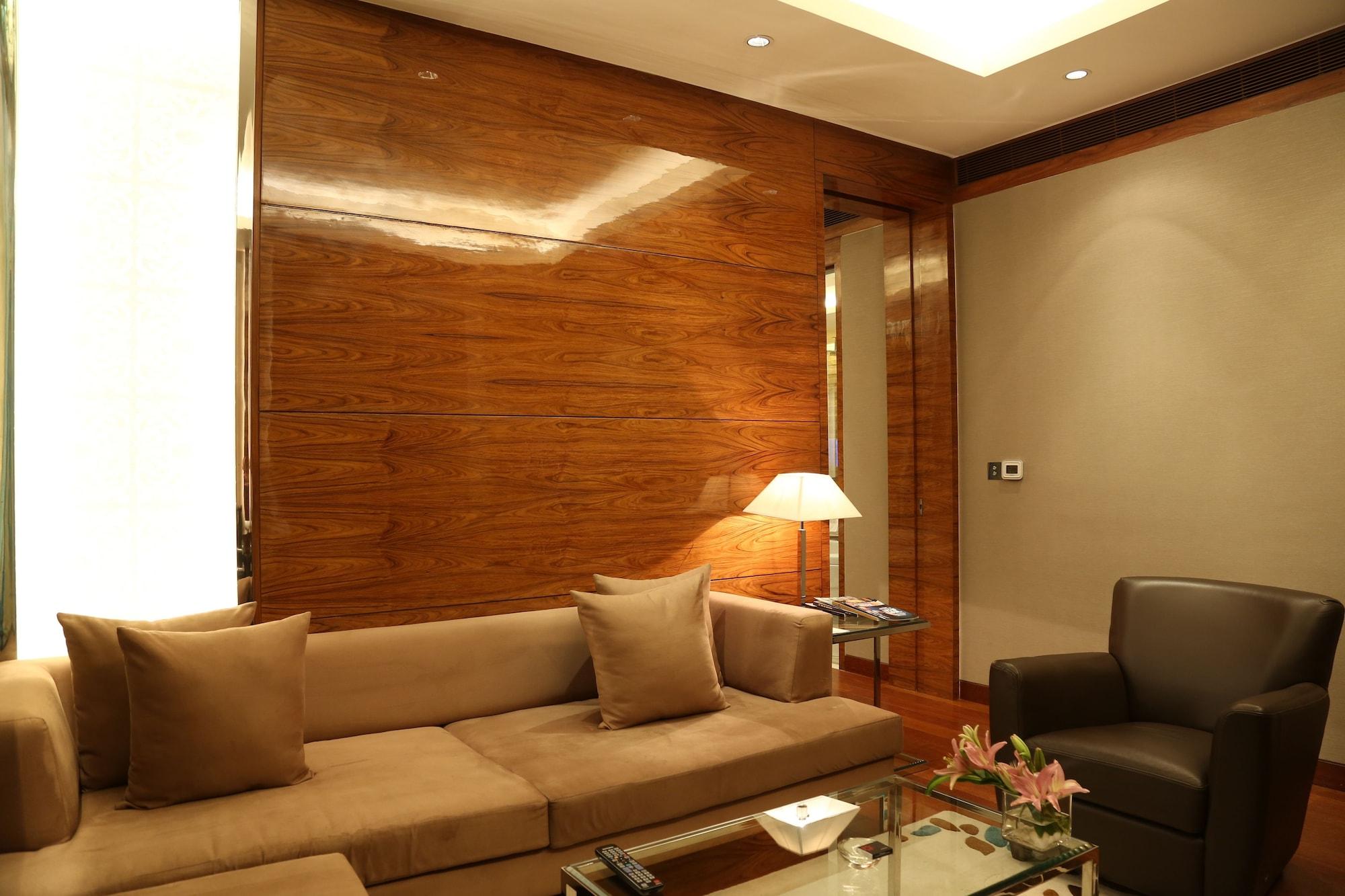 ทัช ซิตี้เซ็นเตอร์ - คุรุคราม Hotel คูร์เคาน์ ภายนอก รูปภาพ A suite at the hotel