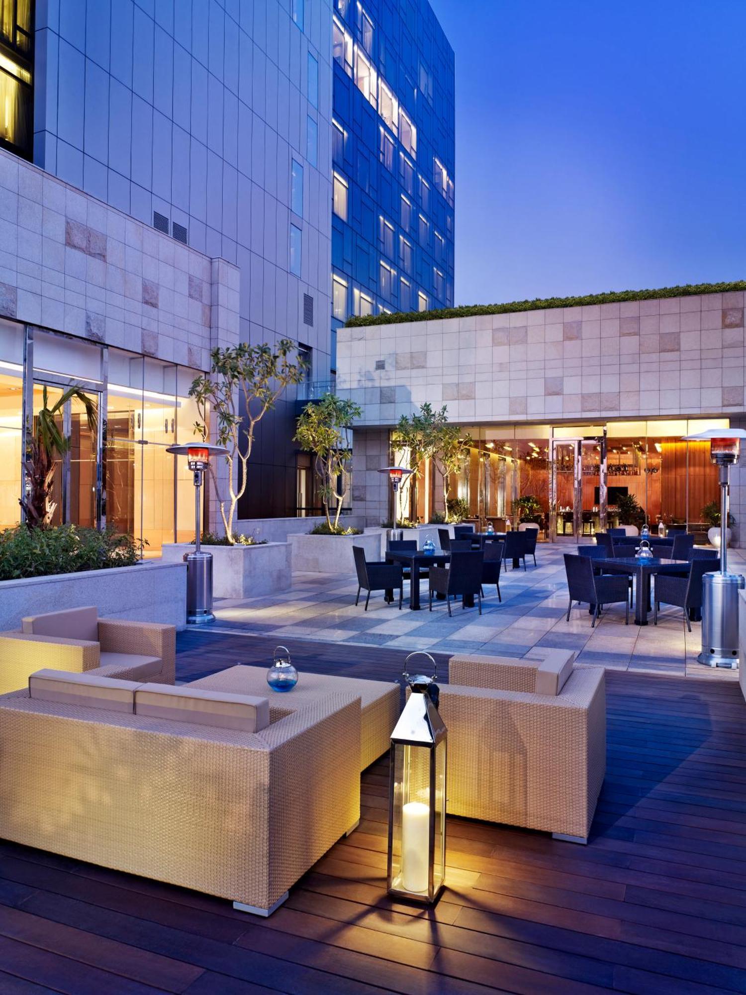 ทัช ซิตี้เซ็นเตอร์ - คุรุคราม Hotel คูร์เคาน์ ภายนอก รูปภาพ The Terrace