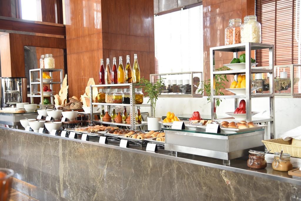 ทัช ซิตี้เซ็นเตอร์ - คุรุคราม Hotel คูร์เคาน์ ภายนอก รูปภาพ A buffet at a hotel