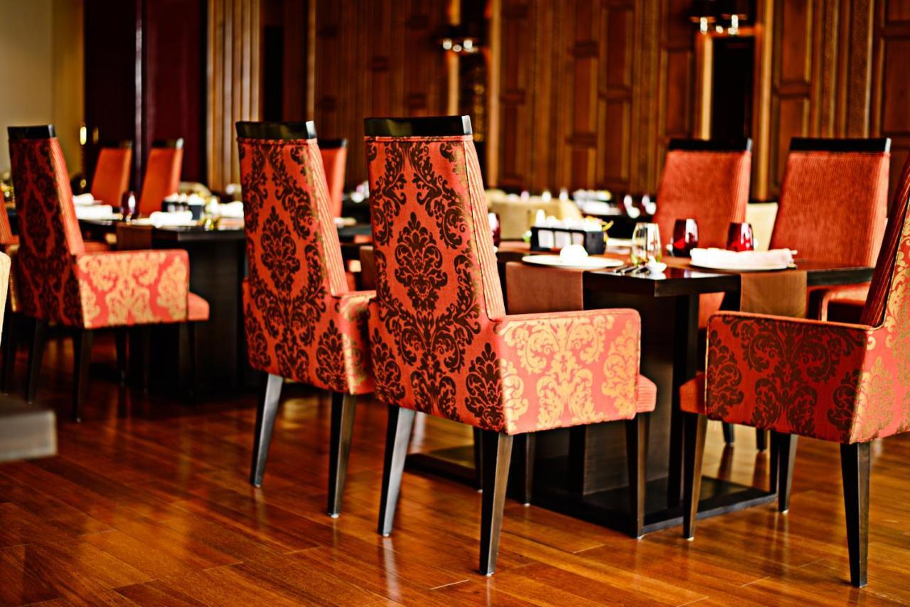 ทัช ซิตี้เซ็นเตอร์ - คุรุคราม Hotel คูร์เคาน์ ภายนอก รูปภาพ Interior of the restaurant