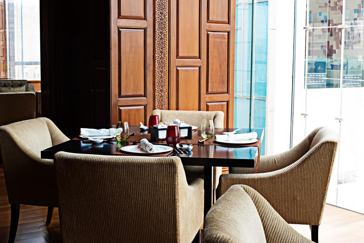 ทัช ซิตี้เซ็นเตอร์ - คุรุคราม Hotel คูร์เคาน์ ภายนอก รูปภาพ A dining room