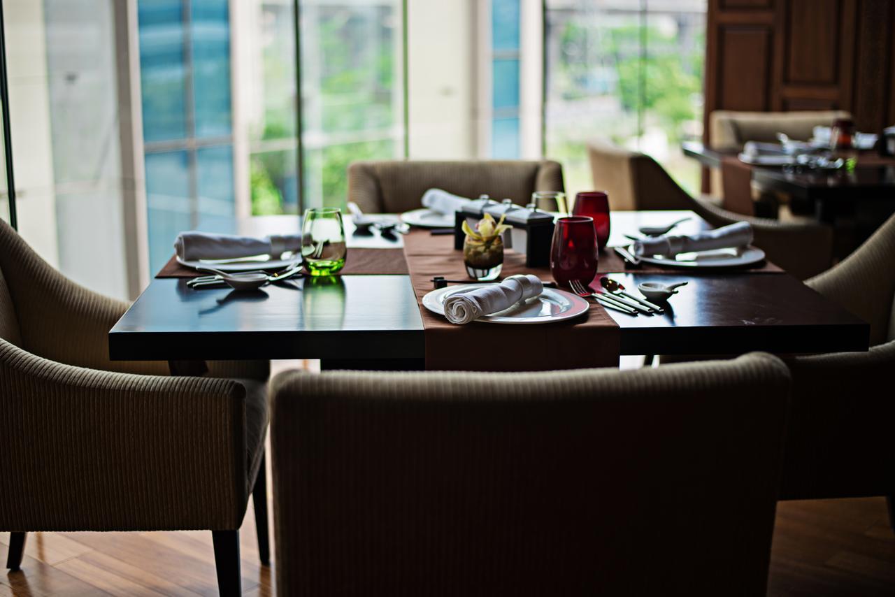 ทัช ซิตี้เซ็นเตอร์ - คุรุคราม Hotel คูร์เคาน์ ภายนอก รูปภาพ A table set for fine dining