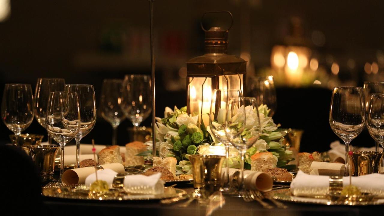 ทัช ซิตี้เซ็นเตอร์ - คุรุคราม Hotel คูร์เคาน์ ภายนอก รูปภาพ A table set for a formal dinner