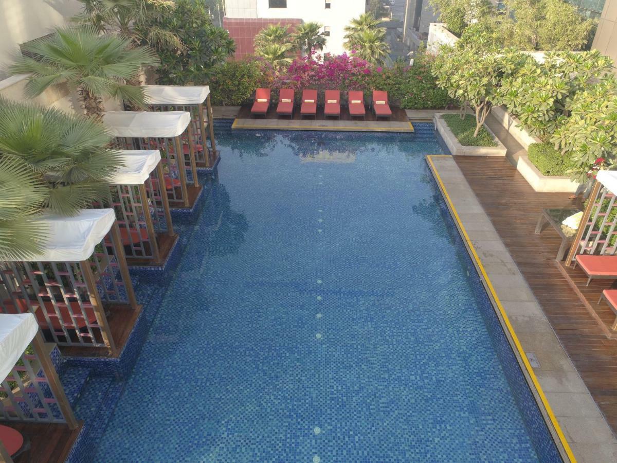 ทัช ซิตี้เซ็นเตอร์ - คุรุคราม Hotel คูร์เคาน์ ภายนอก รูปภาพ The pool at the hotel