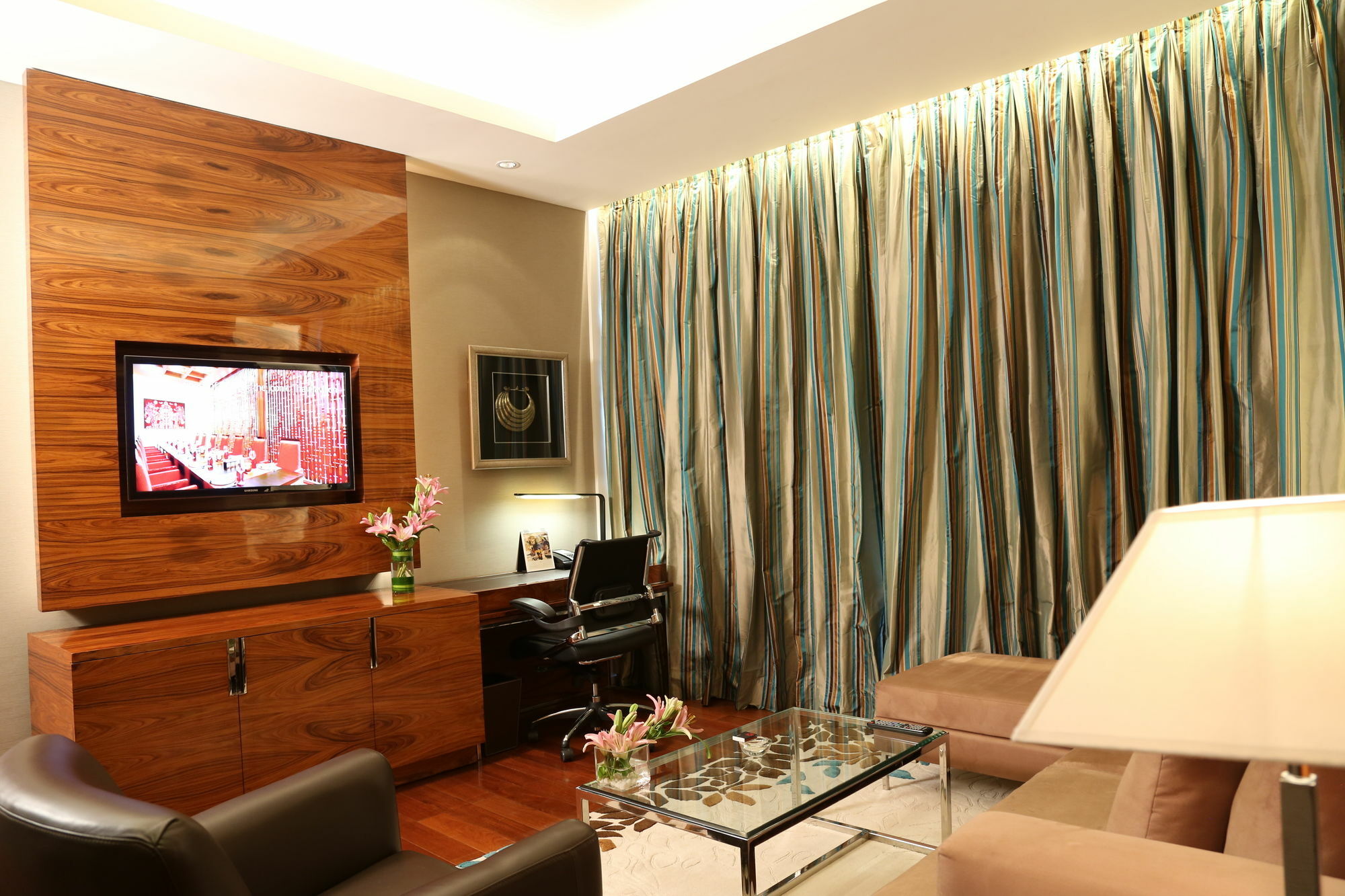 ทัช ซิตี้เซ็นเตอร์ - คุรุคราม Hotel คูร์เคาน์ ภายนอก รูปภาพ A living room in a suite at the hotel