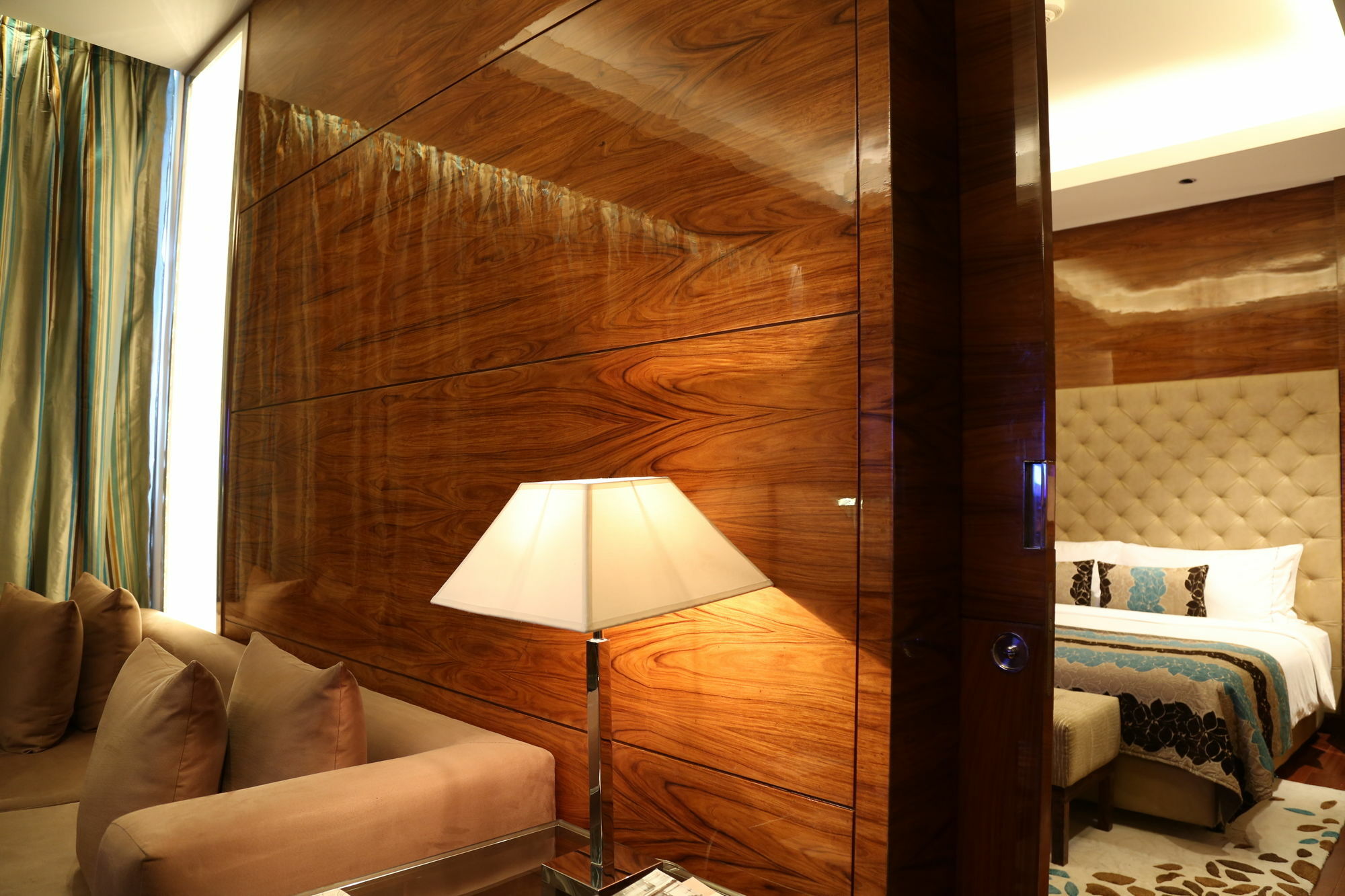 ทัช ซิตี้เซ็นเตอร์ - คุรุคราม Hotel คูร์เคาน์ ภายนอก รูปภาพ A room at the hotel