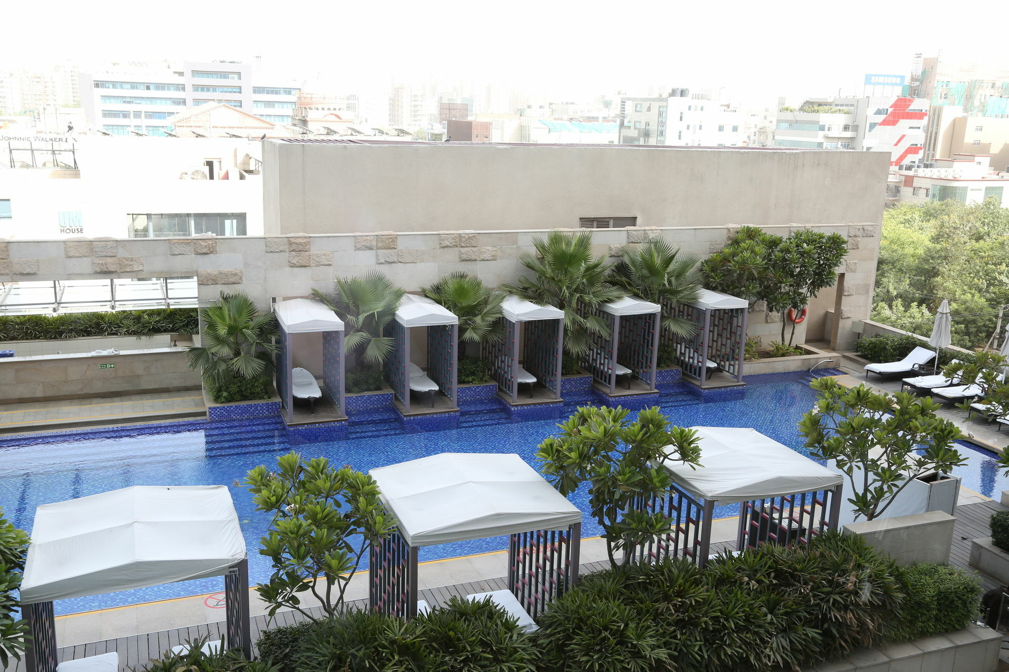 ทัช ซิตี้เซ็นเตอร์ - คุรุคราม Hotel คูร์เคาน์ ภายนอก รูปภาพ The pool at the hotel