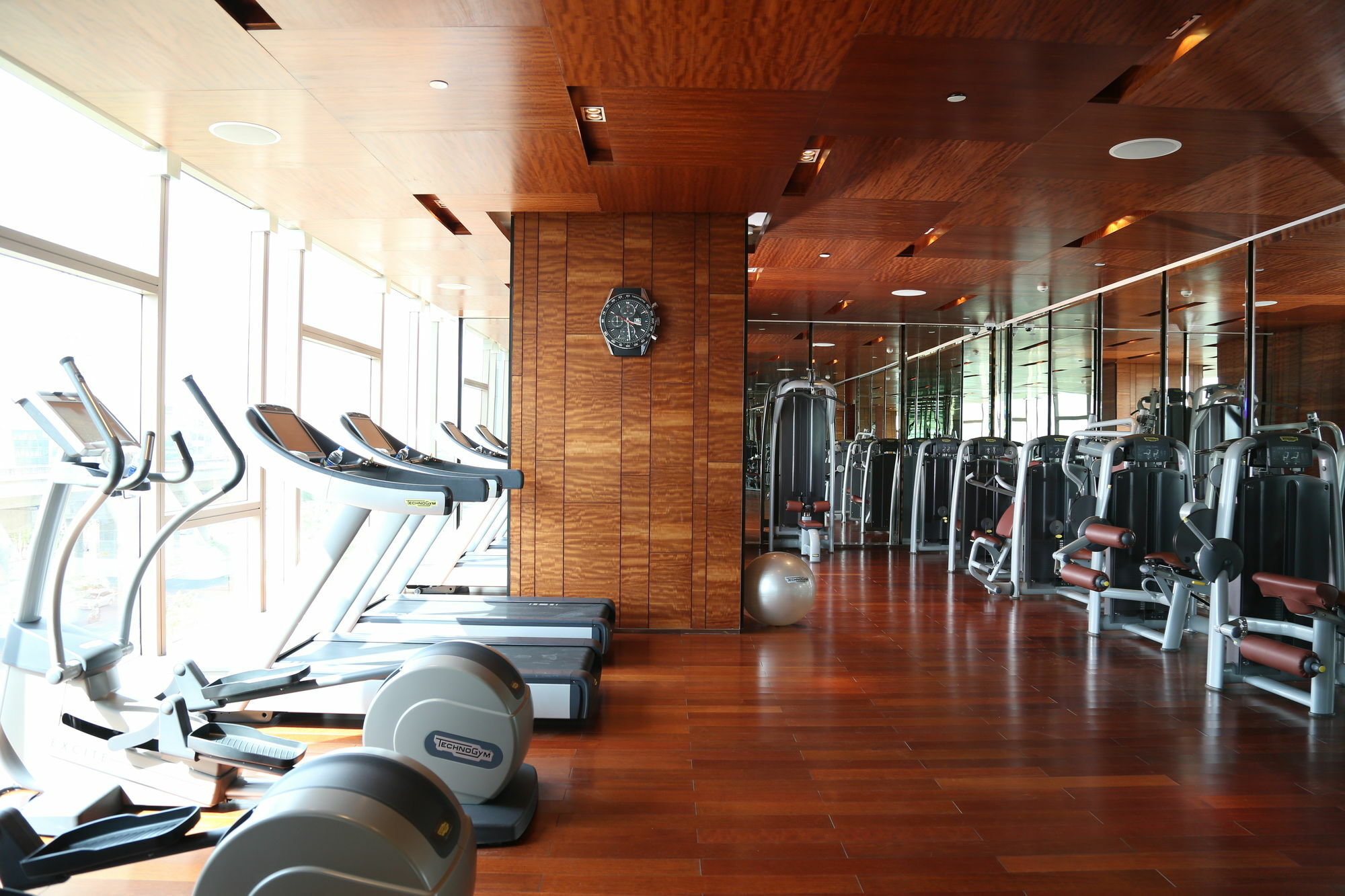 ทัช ซิตี้เซ็นเตอร์ - คุรุคราม Hotel คูร์เคาน์ ภายนอก รูปภาพ The gym at the 101 Tower
