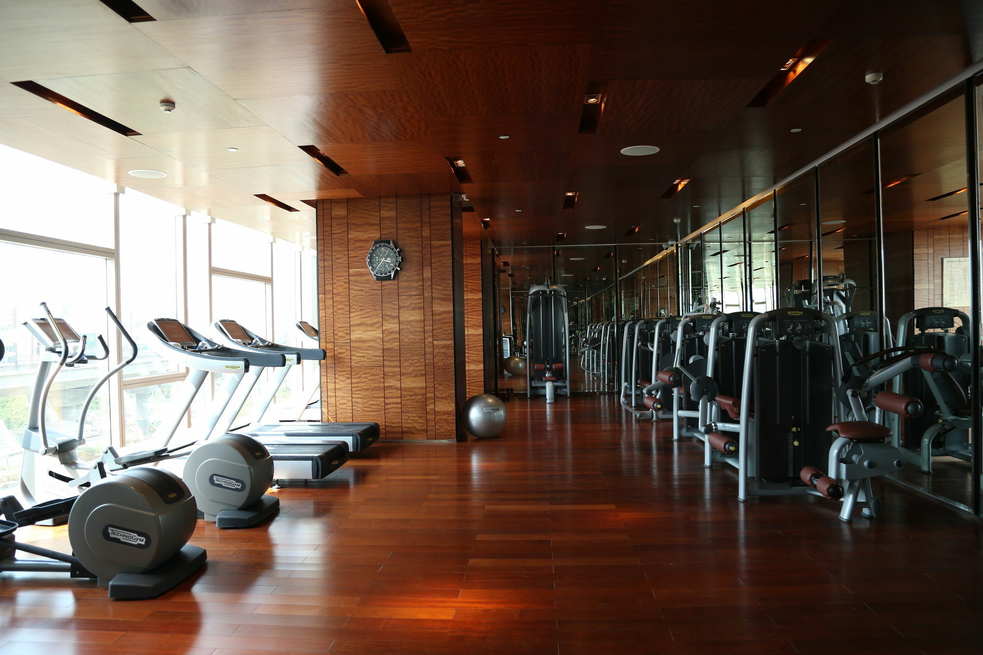 ทัช ซิตี้เซ็นเตอร์ - คุรุคราม Hotel คูร์เคาน์ ภายนอก รูปภาพ The gym at the 57th floor