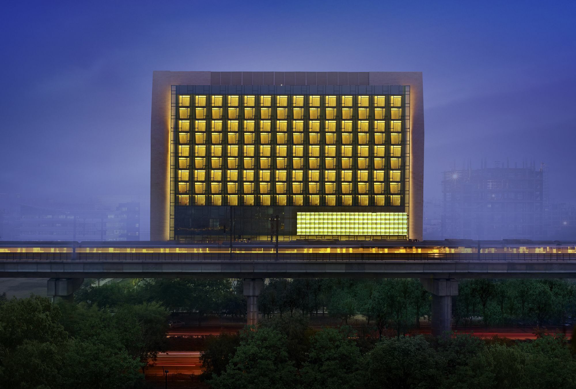ทัช ซิตี้เซ็นเตอร์ - คุรุคราม Hotel คูร์เคาน์ ภายนอก รูปภาพ The hotel at night