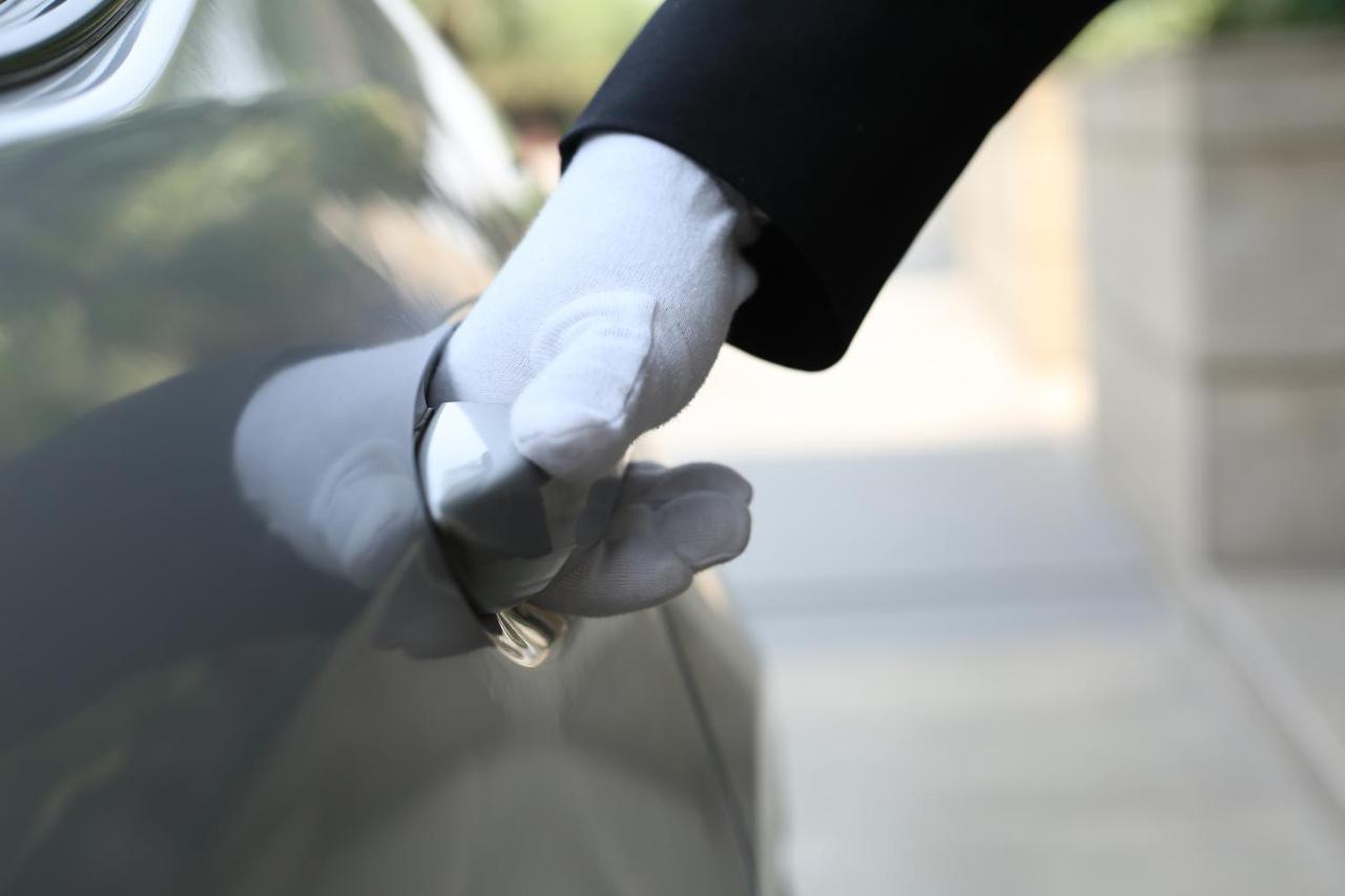 ทัช ซิตี้เซ็นเตอร์ - คุรุคราม Hotel คูร์เคาน์ ภายนอก รูปภาพ A chauffeur opening a car door